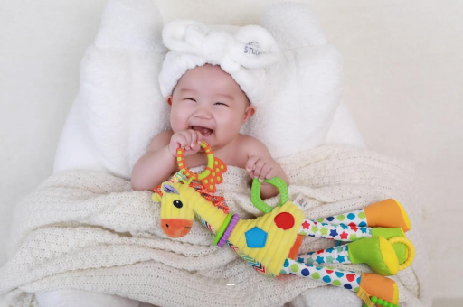 沅江四个月宝宝揉眼睛